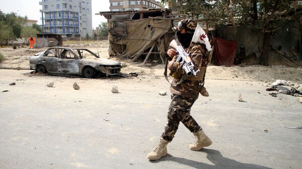 Боец Талибана* на улице Кабула после ракетного обстрела - Sputnik Узбекистан
