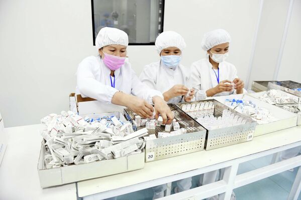 Затем сотрудники лаборатории аккуратно упаковывают препараты. - Sputnik Узбекистан