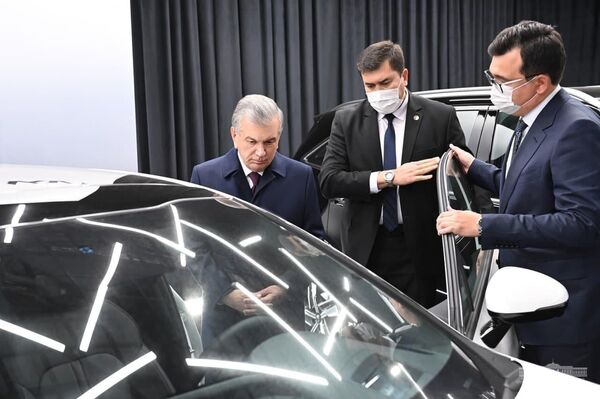 Prezident Shavkat Mirziyoyev oznakomilsya s texnologicheskim protsessom na zavode ADM Jizzakh - Sputnik O‘zbekiston