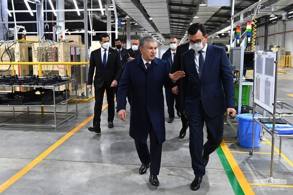 Президент Шавкат Мирзиёев ознакомился с технологическим процессом на заводе ADM Jizzakh - Sputnik Ўзбекистон