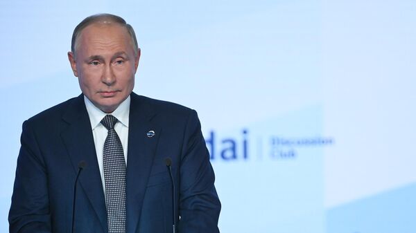 Президент РФ Владимир Путин выступает на пленарной сессии XVIII ежегодного заседания Международного дискуссионного клуба Валдай. - Sputnik Узбекистан