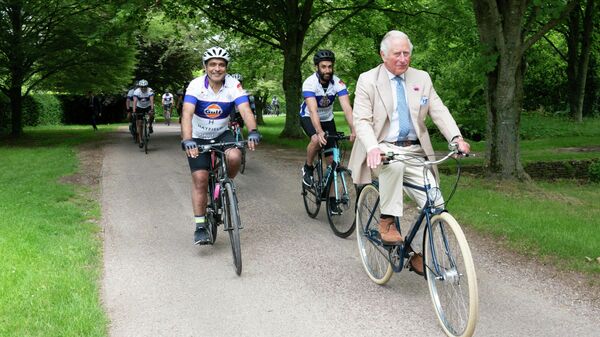 Британский принц Чарльз едет на велосипеде в Глостершире - Sputnik Узбекистан