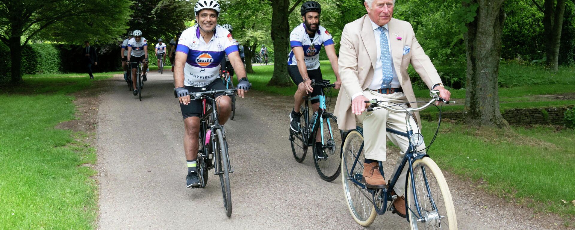Британский принц Чарльз едет на велосипеде в Глостершире - Sputnik Узбекистан, 1920, 22.10.2021