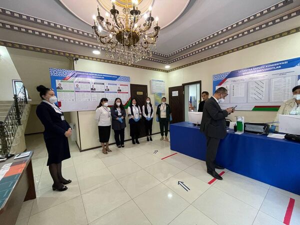 По данным ЦИК страны, в список избирателей включены 19,86 млн граждан, образованы 14 окружных избирательных комиссий, созданы 10 760 избирательных участков. - Sputnik Узбекистан