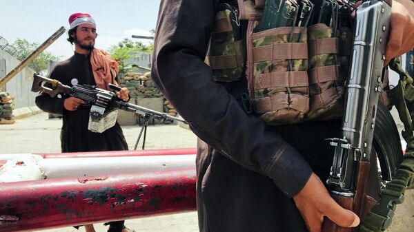 Боевики Талибана патрулируют район Вазир Акбар Хан в городе Кабул, Афганистан - Sputnik Ўзбекистон