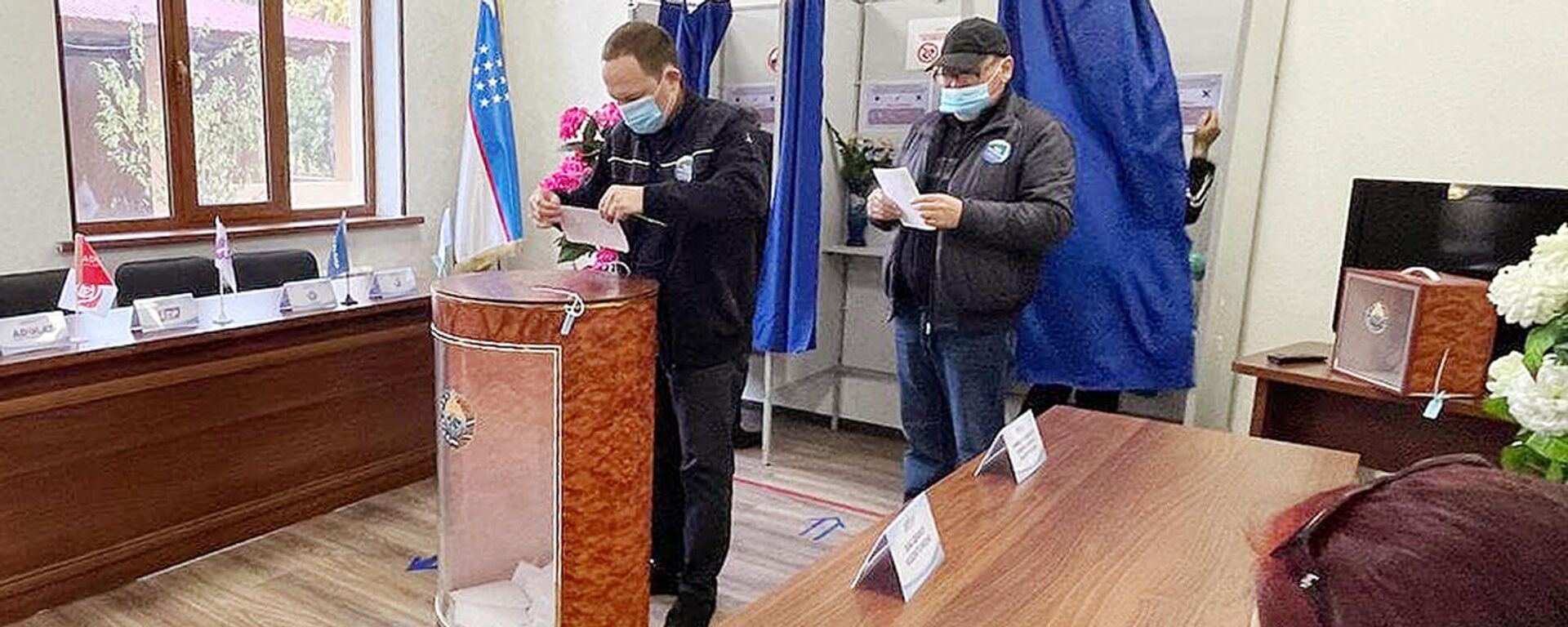 В Узбекистане открылись избирательные участки на выборах президента страны - Sputnik Ўзбекистон, 1920, 24.10.2021