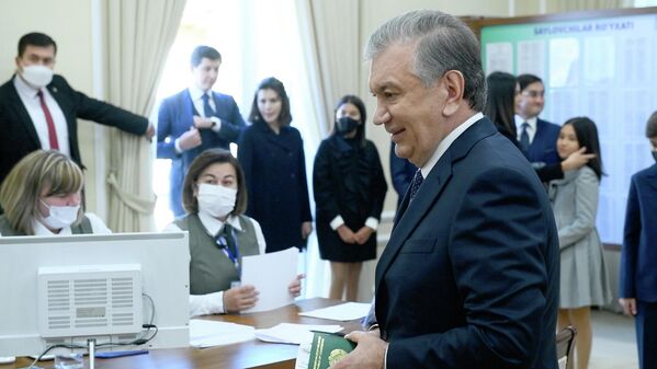 Шавкат Мирзиёев голосовал одним из первых на избирательном участке №59 в махалле &quot;Алишер Навои&quot;. - Sputnik Узбекистан