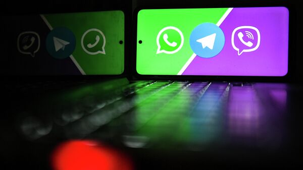 Иконки мессенджеров Viber, WhatsApp и Telegram на экране смартфона. - Sputnik Узбекистан