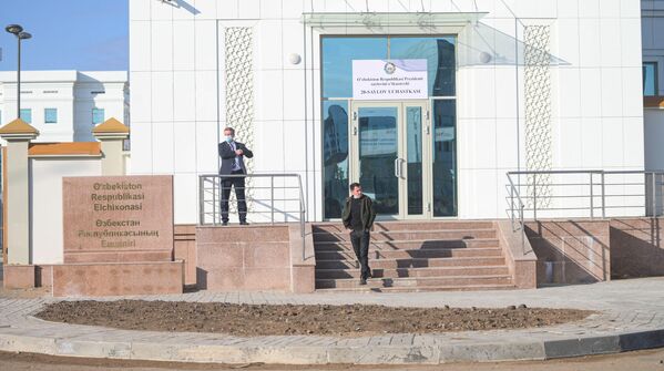 В Нур-Султане отдать голос кандидата можно в здании посольства Узбекистана в Казахстане по адресу: улица Карасаз, 1. - Sputnik Узбекистан