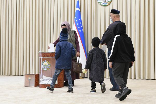 На выборы президента в Узбекистане приходят семьями. - Sputnik Узбекистан