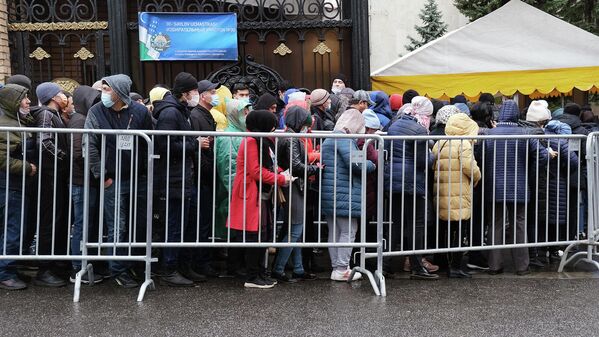 У входа в здание диппредставительство собралось несколько тысяч человек. - Sputnik Узбекистан