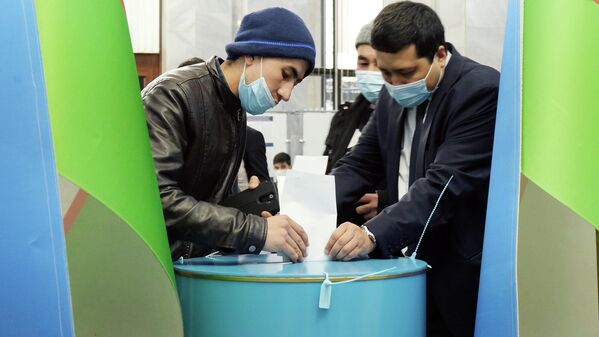 Работодатели организовали для своих сотрудников транспортировку к избирательным участкам. - Sputnik Узбекистан