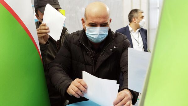 Находится на территории избирательного участка можно исключительно в медицинской маске. - Sputnik Узбекистан