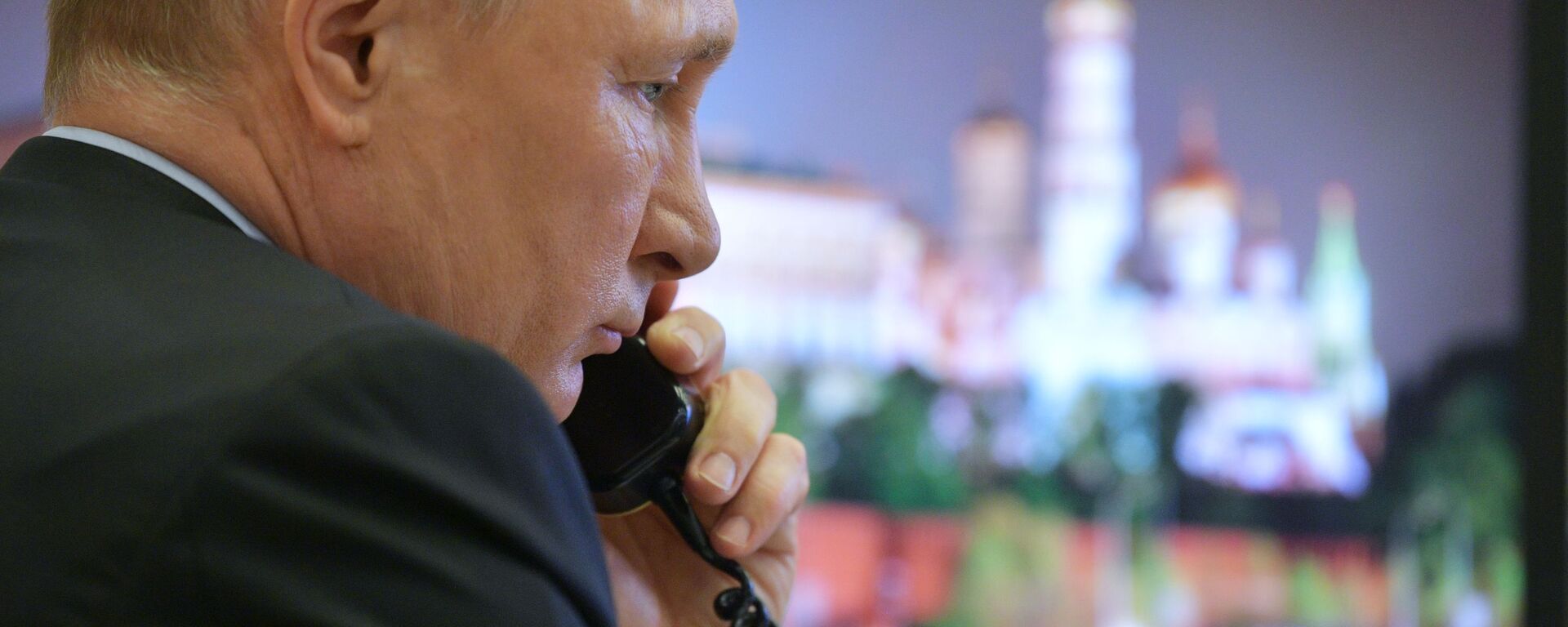  Президент России Владимир Путин во время разговора по телефону  - Sputnik Узбекистан, 1920, 25.10.2021