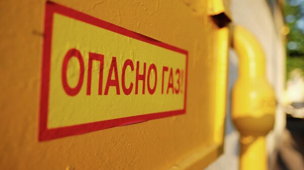 Предупреждение об опасности рядом с трубой газопровода на фасаде здания. - Sputnik Ўзбекистон