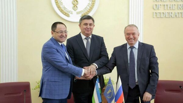 Подписание соглашения об организованном наборе мигрантов  между ТПП России и Узбекистана - Sputnik Узбекистан