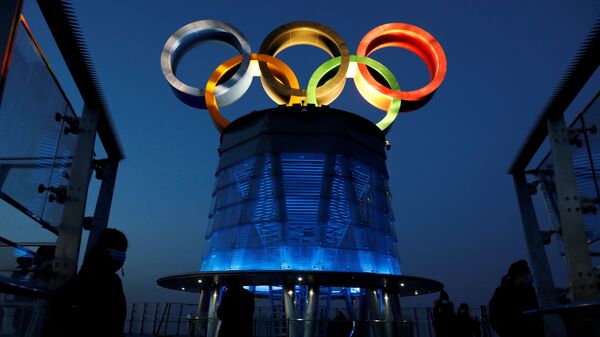 Олимпийские кольца на Олимпийской башне в Пекине - Sputnik Ўзбекистон