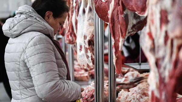 Торговля мясом в мясном лабазе на Центральном рынке в Симферополе - Sputnik Узбекистан