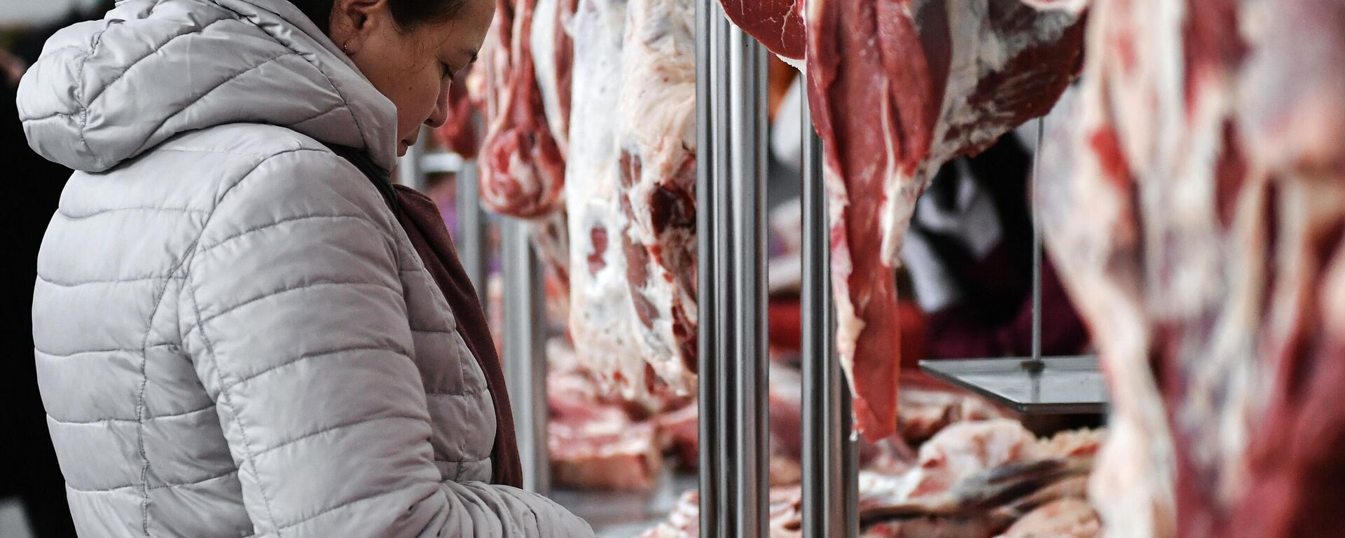 Торговля мясом в мясном лабазе на Центральном рынке в Симферополе - Sputnik Узбекистан, 1920, 28.10.2021