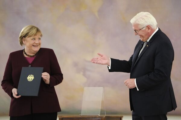 Президент Германии Франк-Вальтер Штайнмайер прощается с бывшим канцлером страны Ангелой Меркель 26 октября. - Sputnik Узбекистан