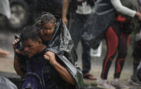Mexikodan AQSh sari ketayotgan migrant. - Sputnik O‘zbekiston