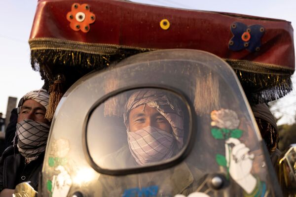 Мужчина за рулем рикши в Кабуле. - Sputnik Узбекистан