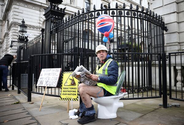 Британский активист Стив Брей выступил с протестом перед воротами на Даунинг-стрит после того, как депутаты проголосовали против законопроекта об охране окружающей среды. - Sputnik Узбекистан