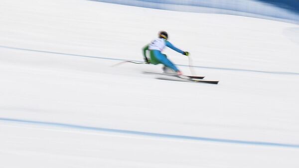 Комилжон Тухтаев (Узбекистан) на трассе супергигинта в суперкомбинации среди мужчин на соревнованиях по горнолыжному спорту - Sputnik Ўзбекистон