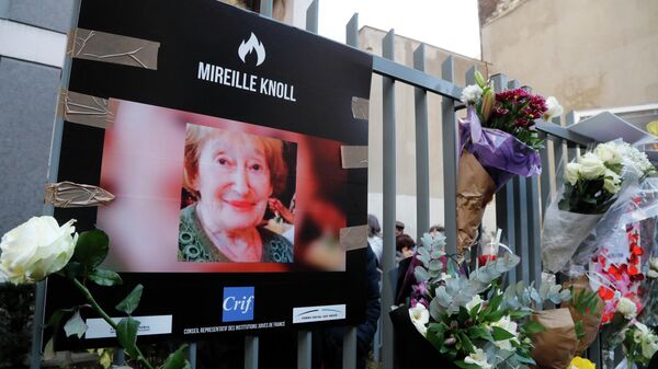 Цветы у дома, где произошло убийство Мирей Кнолль. 2018 год  - Sputnik Узбекистан
