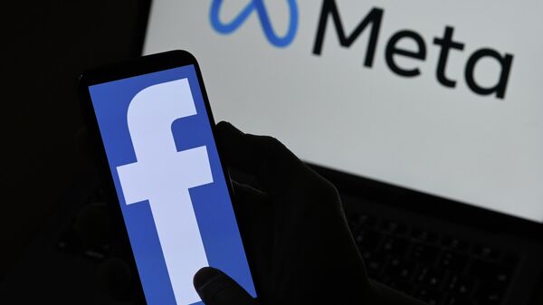 Логотипы компании Facebook и Meta на экранах смартфона и монитора - Sputnik Узбекистан