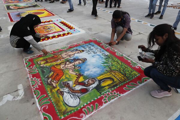 Индийские студенты изобразительного искусства делают ранголи. - Sputnik Узбекистан