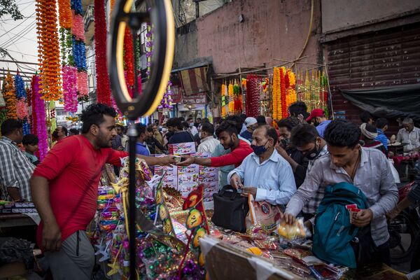 Индийцы делают покупки в преддверии фестиваля огней Дивали в Нью-Дели. - Sputnik Узбекистан