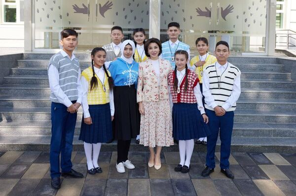 Зироат Мирзиёева посетила школы № 1 и 2 в Зарбдарском районе Джизакской области - Sputnik Узбекистан
