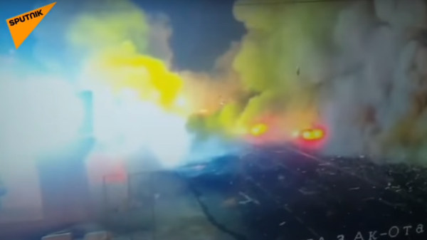Мощный взрыв в казахстанском Актау окрасил небо в яркие цвета - Sputnik Ўзбекистон