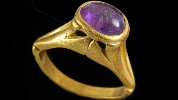 Старинное золотое кольцо, найденное на раскопках в Явне - Sputnik Узбекистан