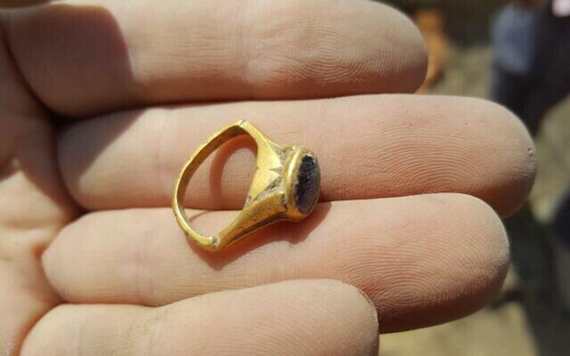 Старинное золотое кольцо, найденное на раскопках в Явне - Sputnik Узбекистан, 1920, 08.11.2021