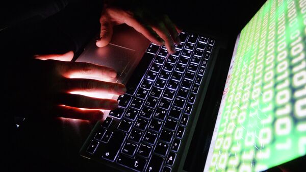 Хакер работает за компьютером - Sputnik Узбекистан