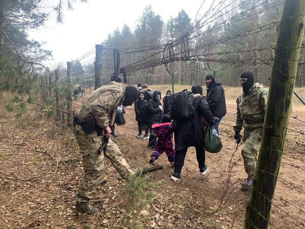 Беженцы пытаются прорвать границу, они кидают на заграждение бревна и палки, а также забрасывают пограничников камнями. - Sputnik Узбекистан