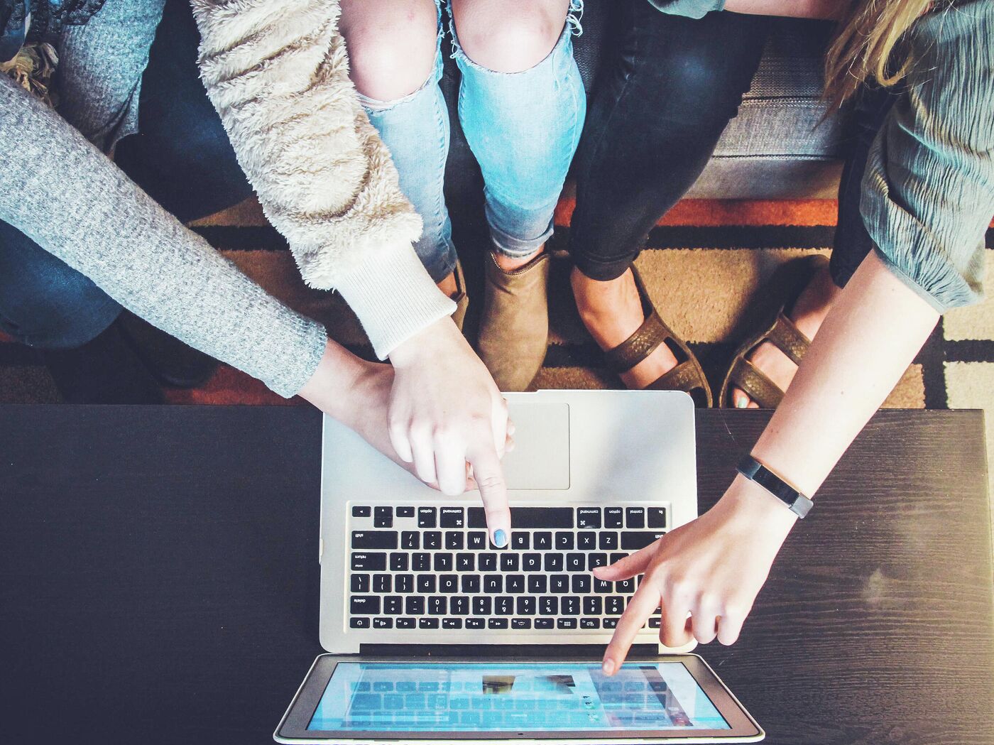 Erotik ijtimoiy tarmoqlardagi qizlarning fotosuratlari