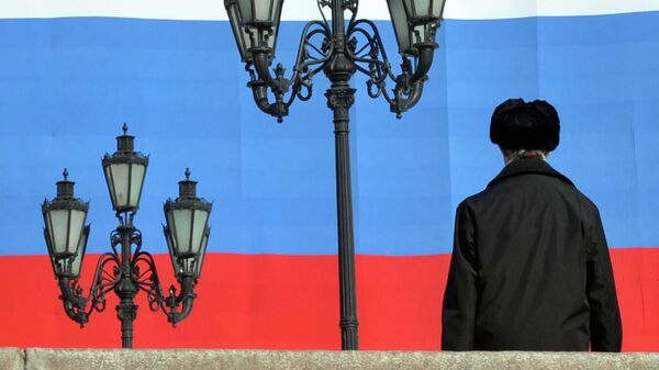 Мужчина на фоне флага России - Sputnik Узбекистан