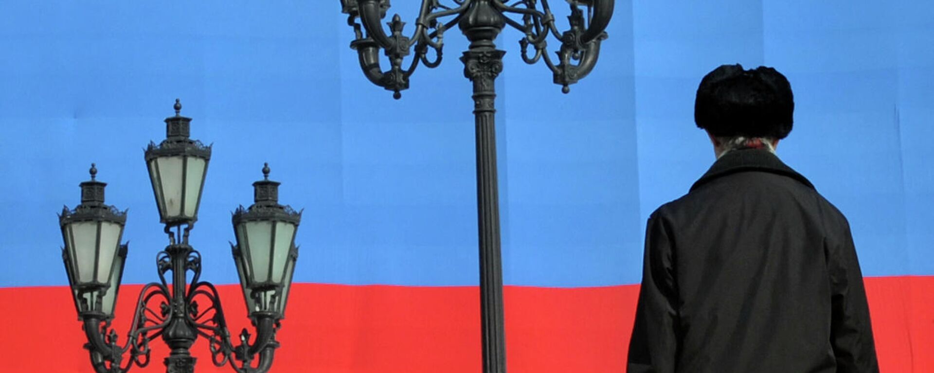 Мужчина на фоне флага России - Sputnik Узбекистан, 1920, 09.11.2021