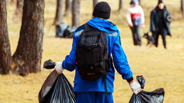 Волонтеры во время уборки мусора - Sputnik Узбекистан