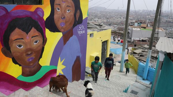 Дети играют у граффити в районе  San Cristobal в Лиме  - Sputnik Узбекистан
