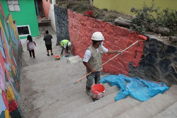 Рабочие раскрашивают стены и ступени в яркие цвета. - Sputnik Узбекистан