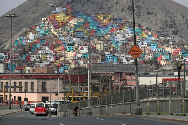 Яркие домики и граффити холма Сан-Кристобаль в Лиме видны из любой части перуанской столицы. - Sputnik Узбекистан