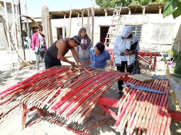 Мастер скрепляет части деревянной решетки юрты, село Кызыл-Туу - Sputnik Узбекистан