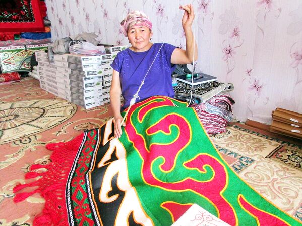Мастерица за работой над ковром шырдак, село Кызыл-Туу - Sputnik Узбекистан