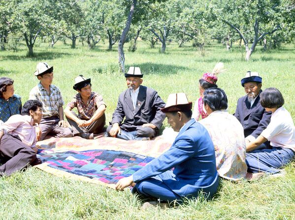 Сказители-манасчи рассказывают молодежи о жизни и военных походах киргизких богатырей Манаса, Семетея, Сейтека - Sputnik Узбекистан