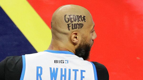 Американский баскетболист Ройс Уайт с надписью на затылке Джордж Флойд - Sputnik Узбекистан