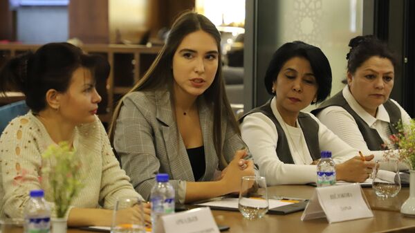Волонтеры-филологи из России и участники презентации - Sputnik Узбекистан
